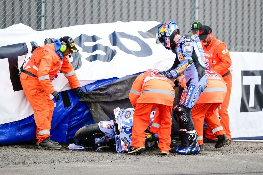 La moto d'Alex Marquez sous l'airfence du virage 1.