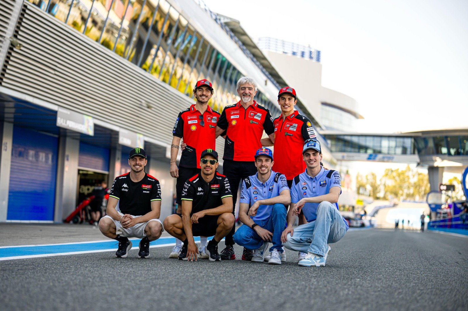 Gigi Dall'Igna junto a los seis pilotos Ducati en MotoGP 2025: Pecco Bagnaia, Marc Márquez, Alex Márquez, Fermín Aldeguer, Franco Morbidelli y Fabio Di Giannantonio
