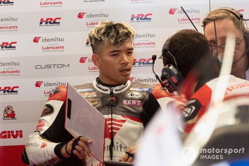 Somkiat Chantra, LCR Honda, habla con uno de sus técnicos