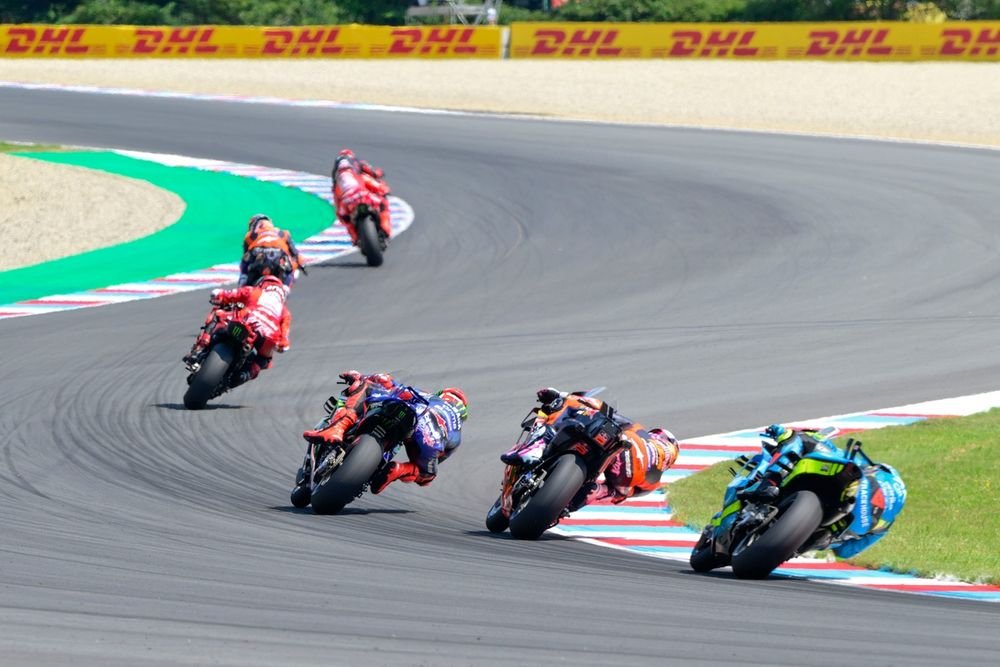 Rouler en groupe accentue les problèmes de la Yamaha.