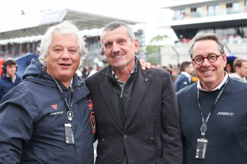 Günther Steiner, Paolo Campinoti (patron de Pramac) et Daniel Rossomondo (directeur commercial du MotoGP) lors du GP de Grande-Bretagne.