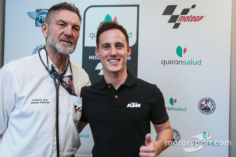 Pol Espargaro, Red Bull KTM Factory Racing, avec le Dr Angel Charte, directeur médical MotoGP