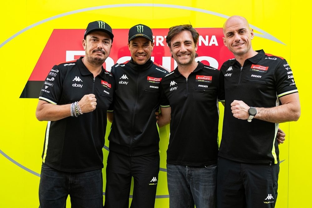 Franco Morbidelli avec les dirigeants de l'équipe VR46 Racing Team