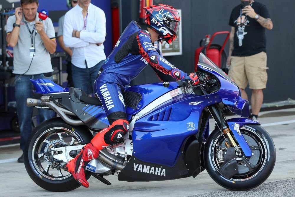 Augusto Fernández teste le V4 Yamaha en Grand Prix à Misano.