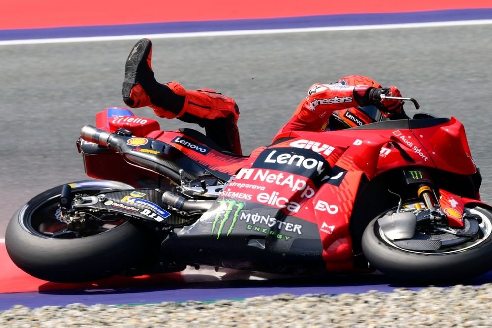 La dernière chute en date de Marc Márquez, pendant les qualifications du GP d'Autriche.