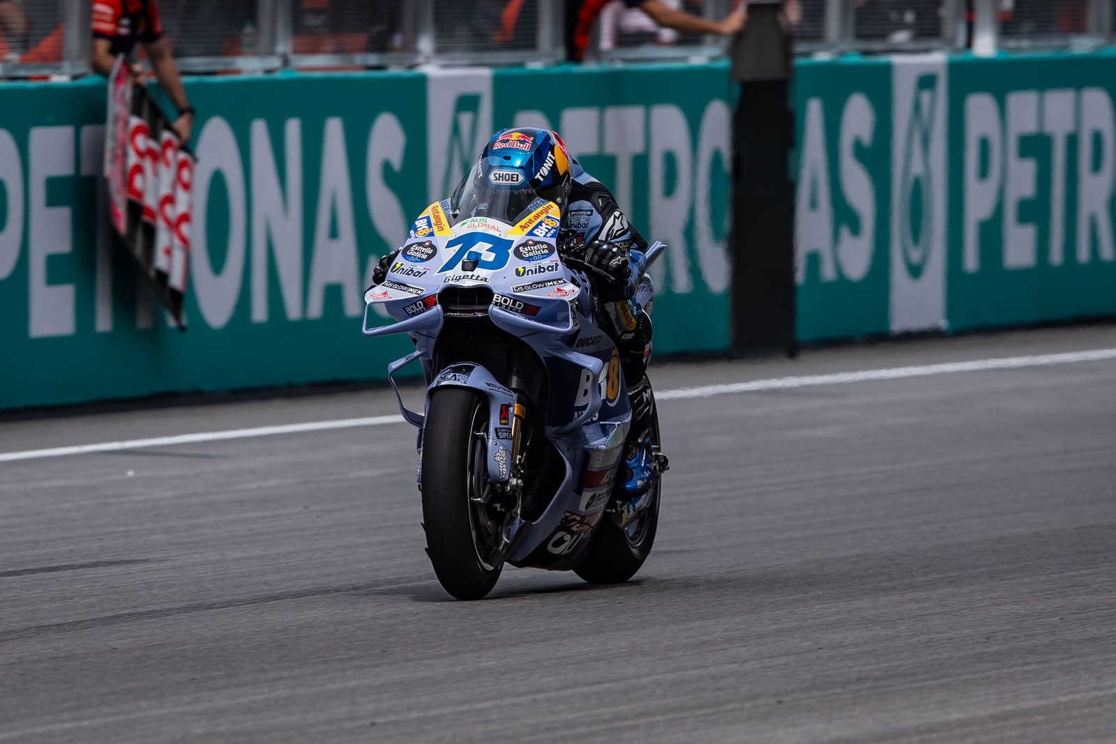 Marquez gagne en Malaisie, Bagnaia abandonne