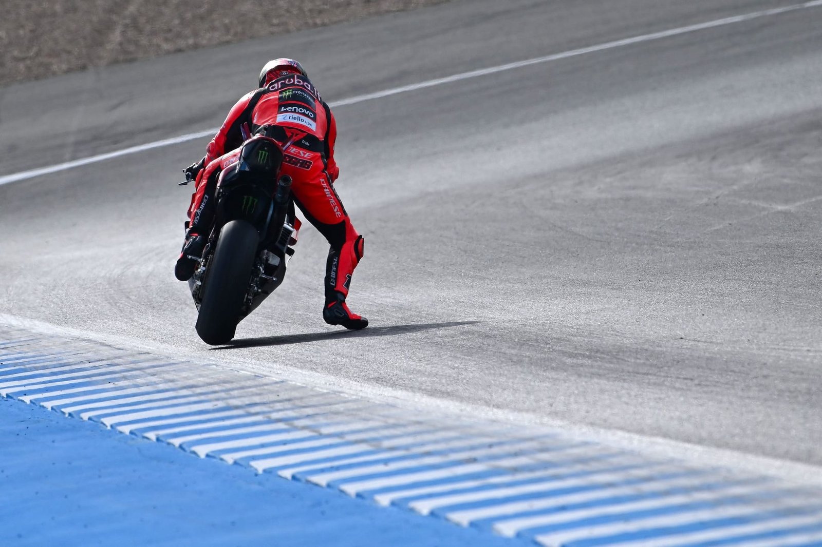 Bulega teste la Desmosedici à Jerez