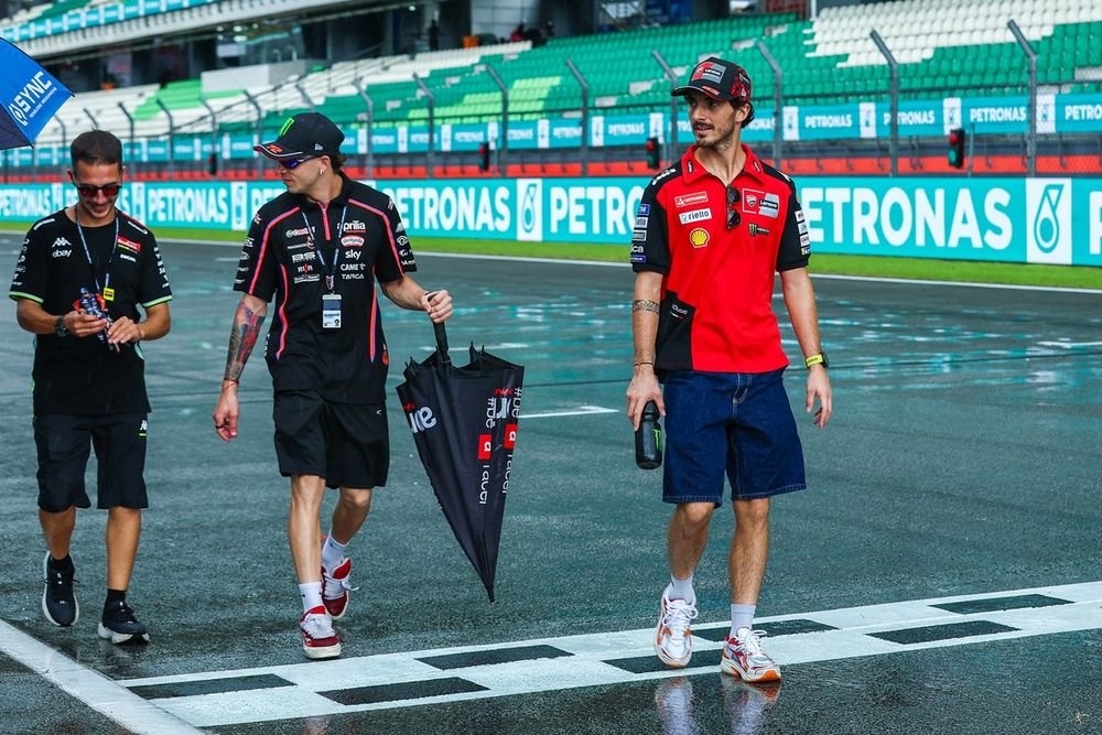 Marco Bezzecchi (Aprilia Racing) lors de son track walk, jeudi à Sepang.