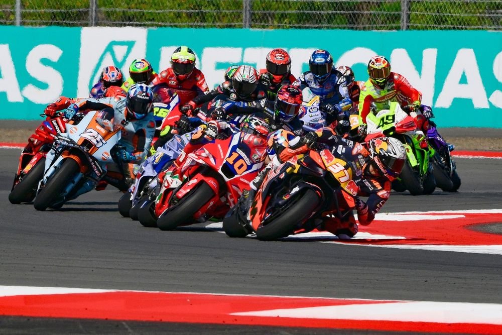 Luca Marini et Raúl Fernández ont longtemps cherché à attaquer Pedro Acosta.