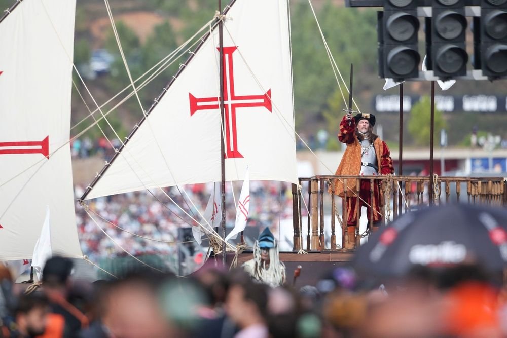 La cérémonie sur la grille de départ