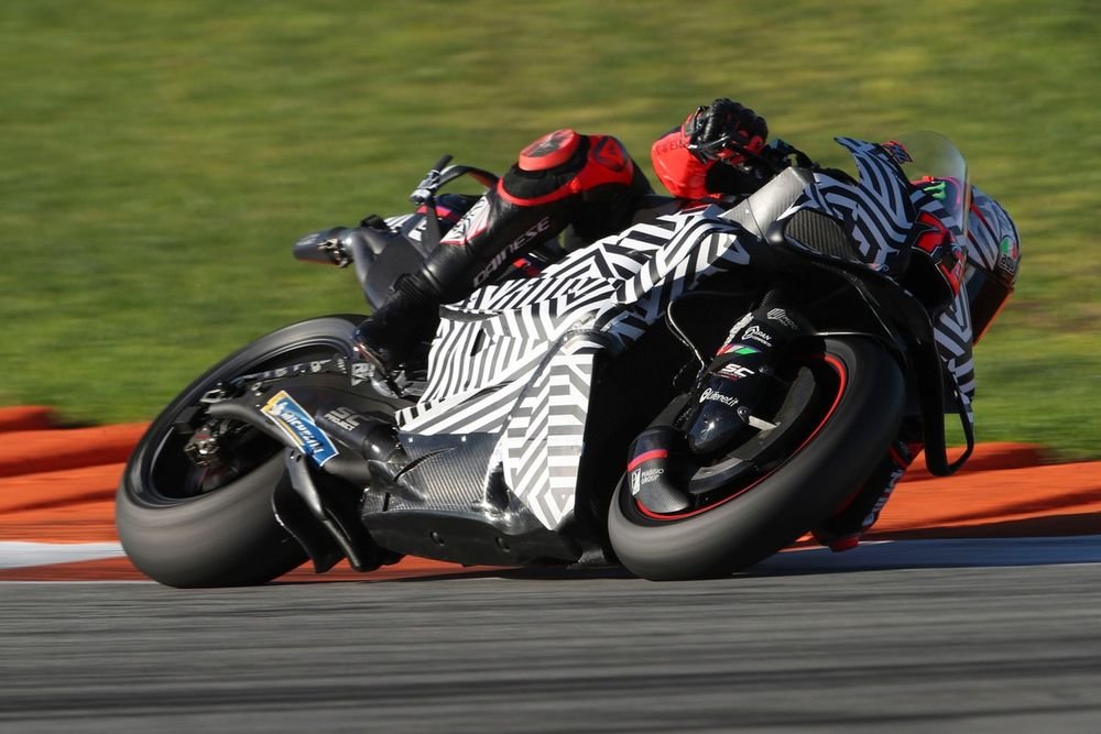 Les flancs du carénage continuent à évoluer.