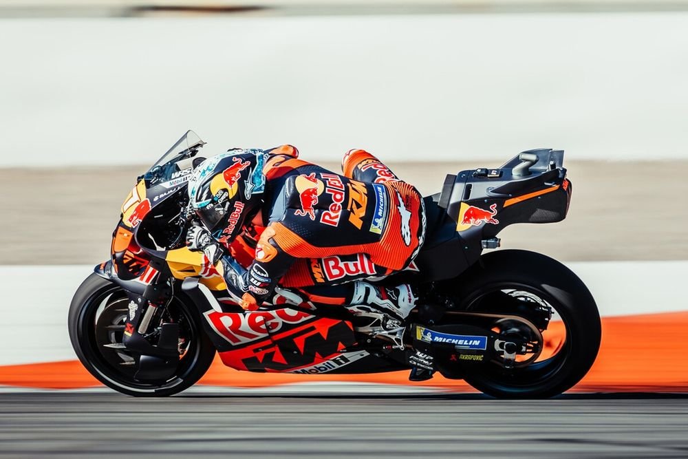 Pedro Acosta avec l'aérodynamique la plus traditionnelle sur la KTM.