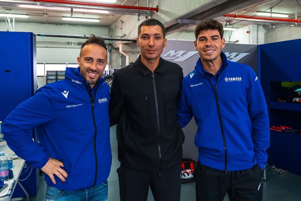 Toprak Razgatlioglu entouré d'Andrea Dovizioso et Augusto Fernández.
