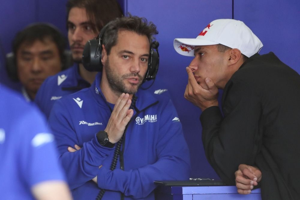 Toprak Razgatlioglu a commencé à échanger avec son nouveau chef mécanicien, Alberto Giribuola.