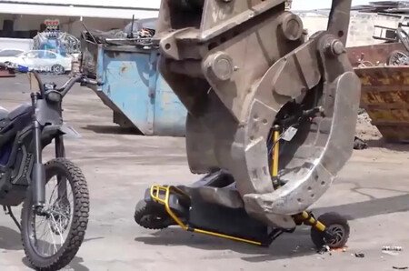 Street : ils en ont tellement marre des engins à propulsion électrique … qu’ils les envoient directement à la casse