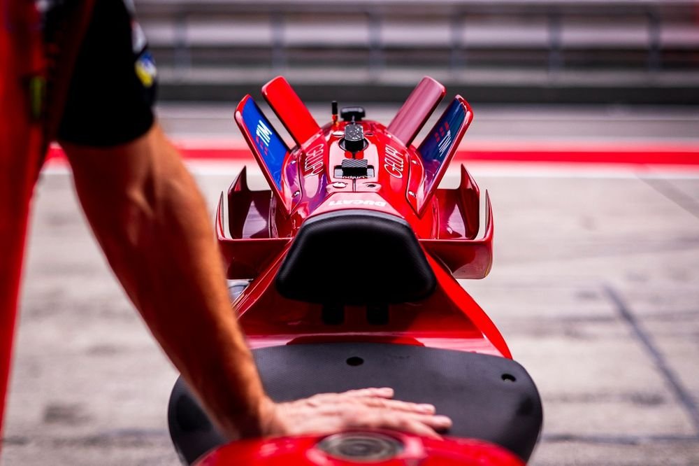 Les ailerons sur le dosseret de selle de la Ducati GP25.