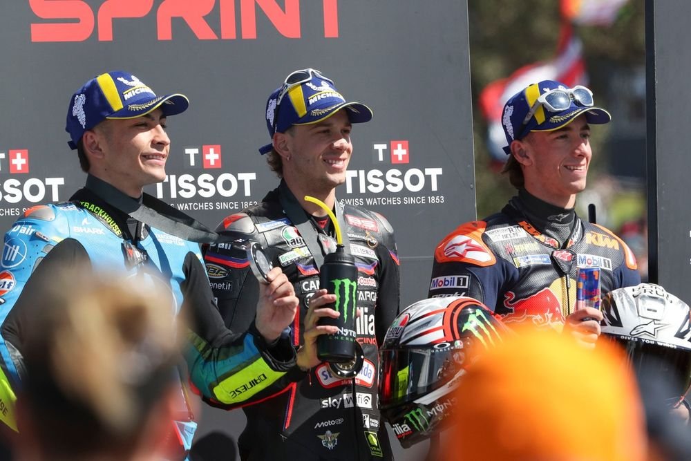 Aprilia terminó la temporada con un doblete 1-2 en Valencia con Raúl Fernández en el podio