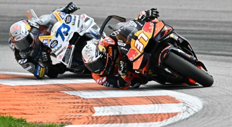 MotoGP, Alex Marquez a visité l’usine KTM à Munderfing : le plan B pour 2027 devient réalité après le refus de Ducati