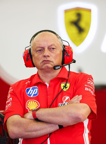 F1 : Ferrari agacée par les rumeurs autour d’Hamilton : Vasseur hausse le ton et recadre les médias
